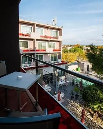 Büyük Yataklı Tek Kişilik Oda, Balkon, Havuz Kenarı