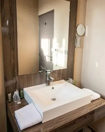 Tek Büyük Yataklı Oda, Balkon, Havuz Kenarı