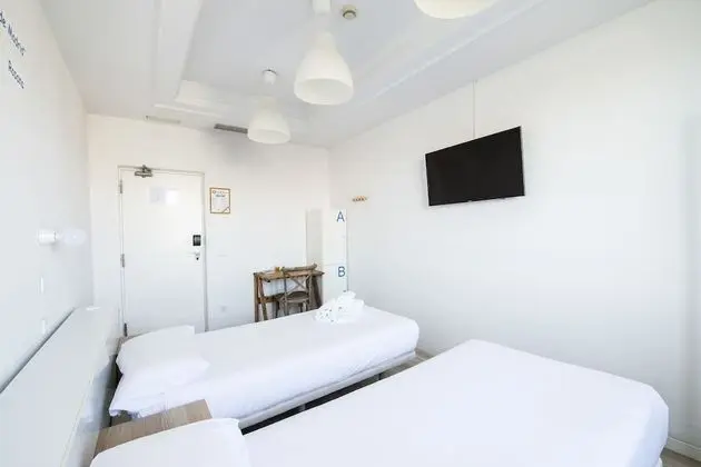 İki Ayrı Yataklı Oda, Ortak Banyo