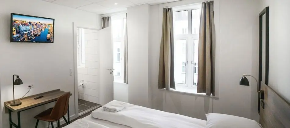 Standard Üç Kişilik Oda, Özel Banyo (Double Bed and Sofa Bed)
