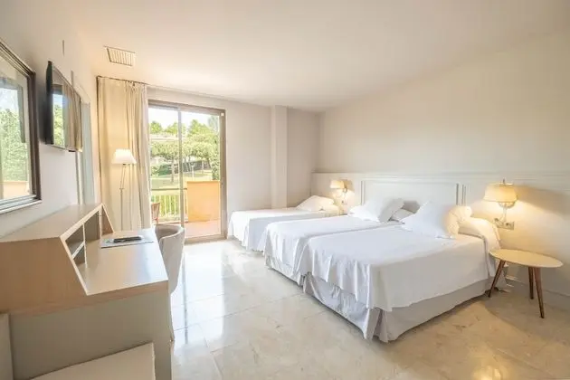 Üç Kişilik Oda, Balkon, Havuz Manzaralı