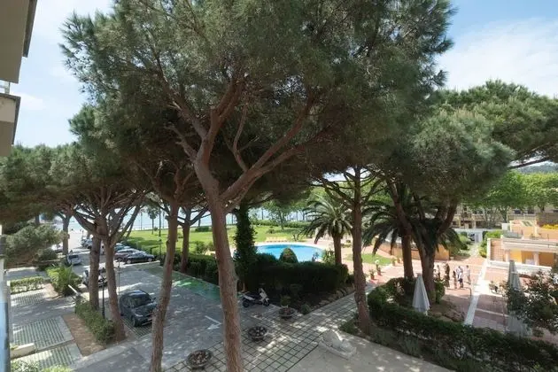 Üç Kişilik Oda, Balkon, Havuz Manzaralı