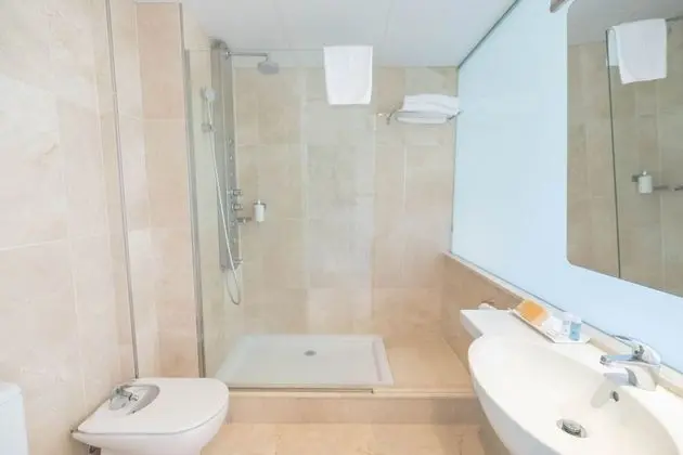 Üç Kişilik Oda, Balkon, Havuz Manzaralı