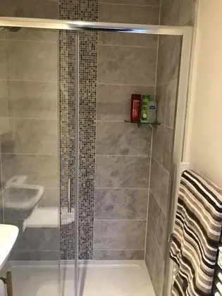 Tek Büyük Yataklı Oda, Ortak Banyo