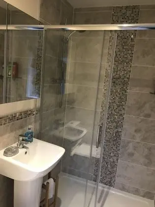 Tek Büyük Yataklı Oda, Ortak Banyo