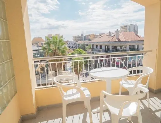Üç Kişilik Oda, Balkon