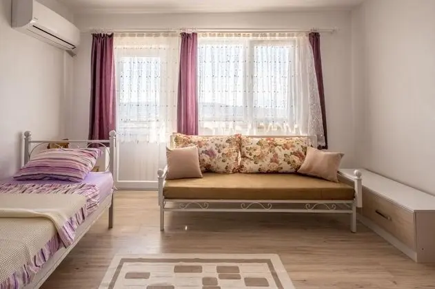 Aile Suiti, Kısmi Deniz Manzaralı
