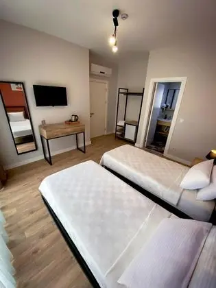 Standart Oda - İki Ayrı Yataklı, Kısmi Deniz Manzaralı, Fransız Balkonlu