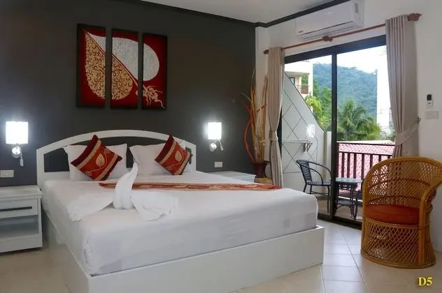 Superior Oda, Balkon, Havuz Manzaralı