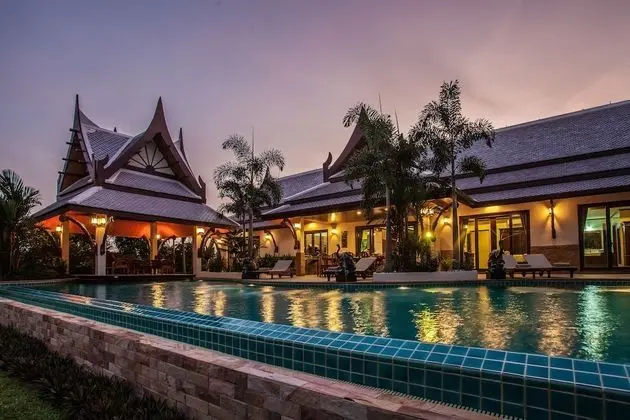 Whole villa using all 5 bedrooms for 10 Adults