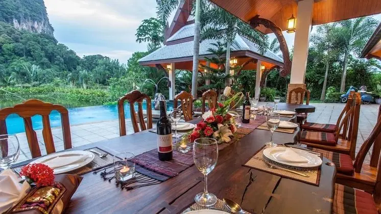 Whole villa using all 5 bedrooms for 10 Adults