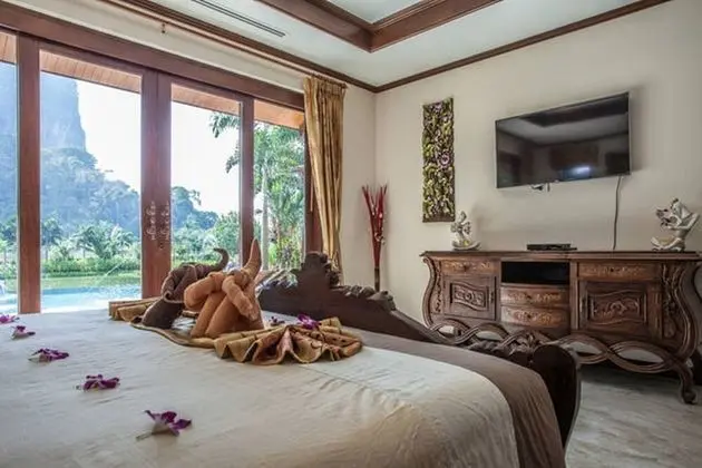Both villas using all 8 bedrooms for 16 Adults