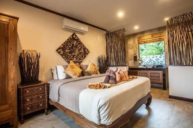 Both villas using all 8 bedrooms for 16 Adults