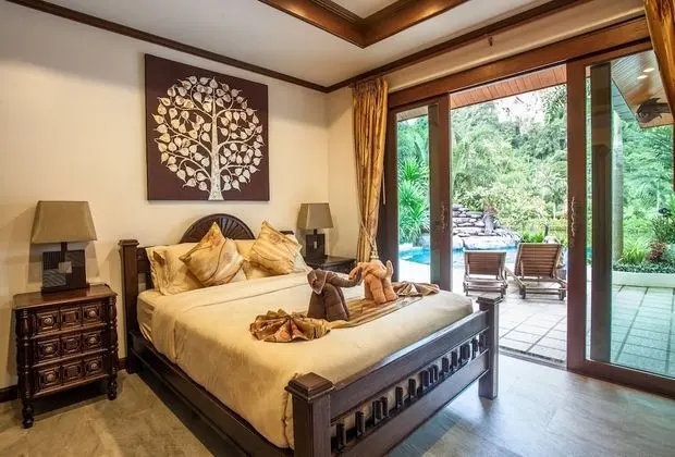 Both villas using all 8 bedrooms for 16 Adults