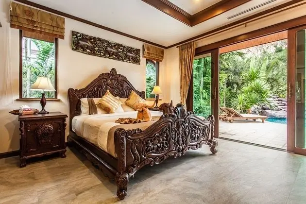 Both villas using all 8 bedrooms for 16 Adults