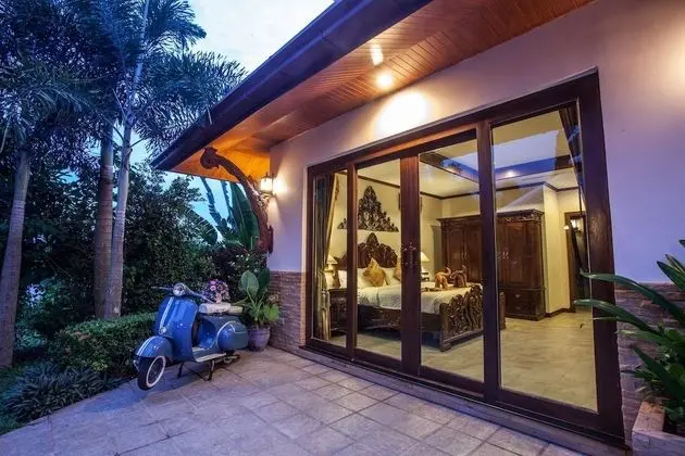 Both villas using all 8 bedrooms for 16 Adults