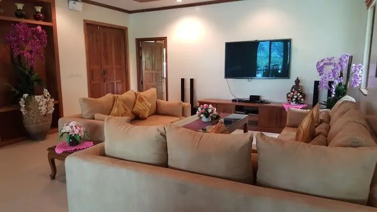 Both villas using all 8 bedrooms for 16 Adults