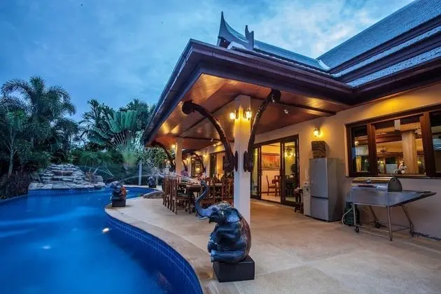 Both villas using all 8 bedrooms for 16 Adults