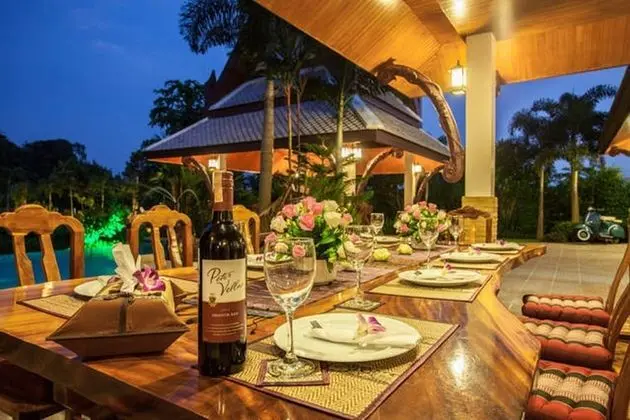 Both villas using all 8 bedrooms for 16 Adults