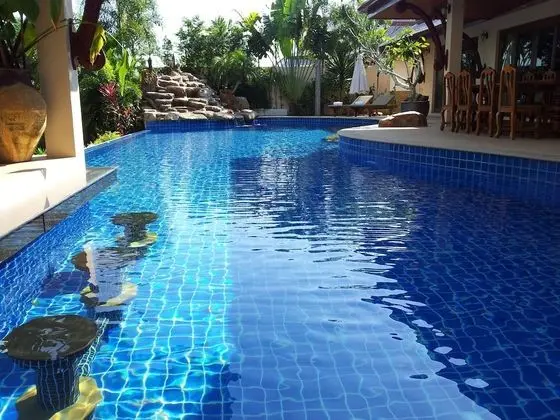 Both villas using all 8 bedrooms for 16 Adults