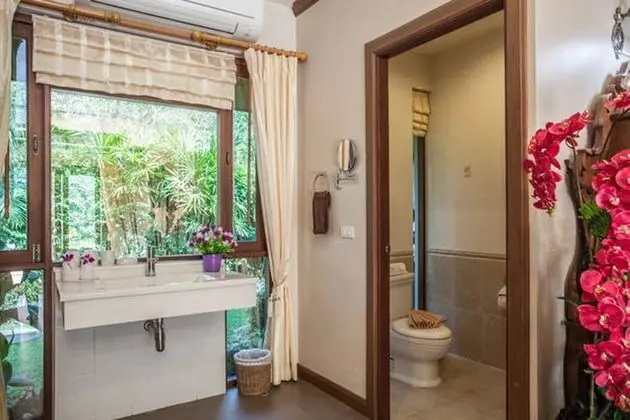 Both villas using all 8 bedrooms for 16 Adults