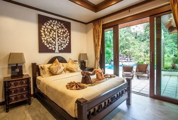 Both villas using just 6 bedrooms for 12 Adults