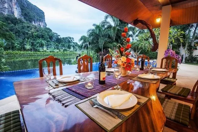 Both villas using just 6 bedrooms for 12 Adults