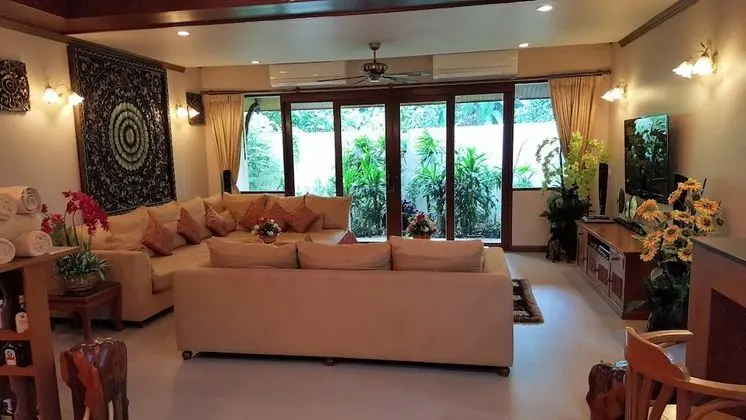 Both villas using just 6 bedrooms for 12 Adults
