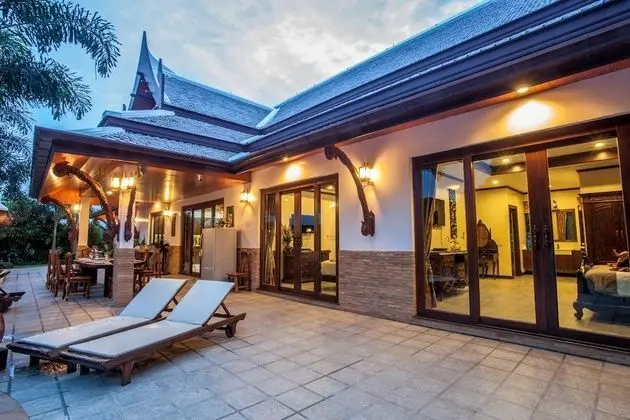 Both villas using just 6 bedrooms for 12 Adults