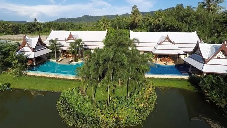 Both villas using just 7 bedrooms for 14 Adults