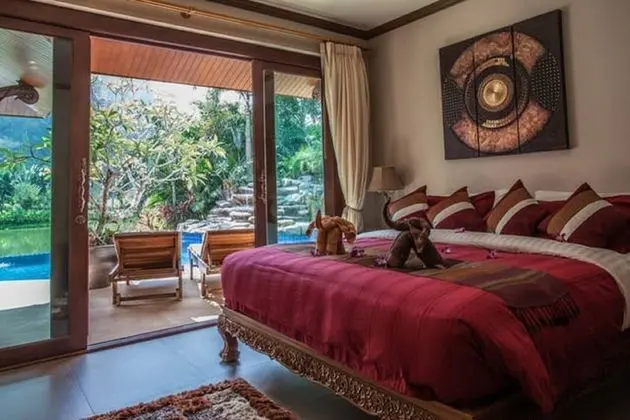 Both villas using just 7 bedrooms for 14 Adults