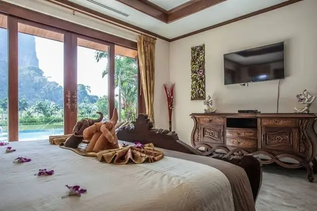 Both villas using just 7 bedrooms for 14 Adults