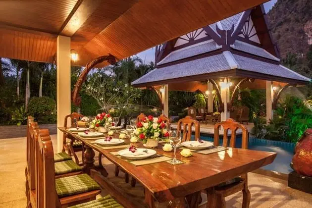Both villas using just 7 bedrooms for 14 Adults