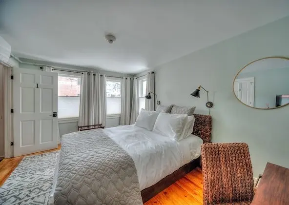 Standard Room, 1 Queen Bed, Ensuite (1)