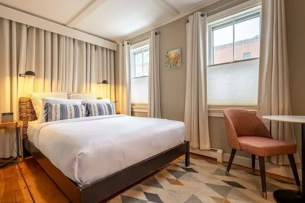 Standard Room, 1 Queen Bed, Ensuite (2)