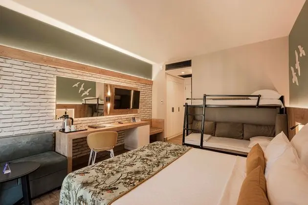 https://images.etstur.com/imgproxy/resize/2560x1440/files/images/hotelImages/etsrooms/909/Sailors_Beach_Club_20250109195534_1.jpg