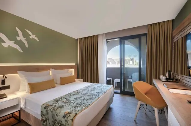 https://images.etstur.com/imgproxy/resize/2560x1440/files/images/hotelImages/etsrooms/909/Sailors_Beach_Club_20250115154454_0.jpg