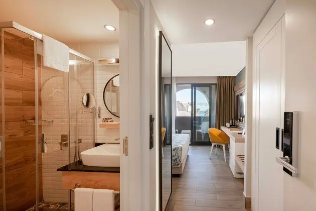 https://images.etstur.com/imgproxy/resize/2560x1440/files/images/hotelImages/etsrooms/909/Sailors_Beach_Club_20250115154454_1.jpg