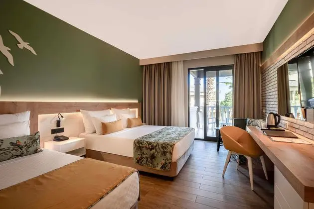 https://images.etstur.com/imgproxy/resize/2560x1440/files/images/hotelImages/etsrooms/909/Sailors_Beach_Club_20250115154605_0.jpg