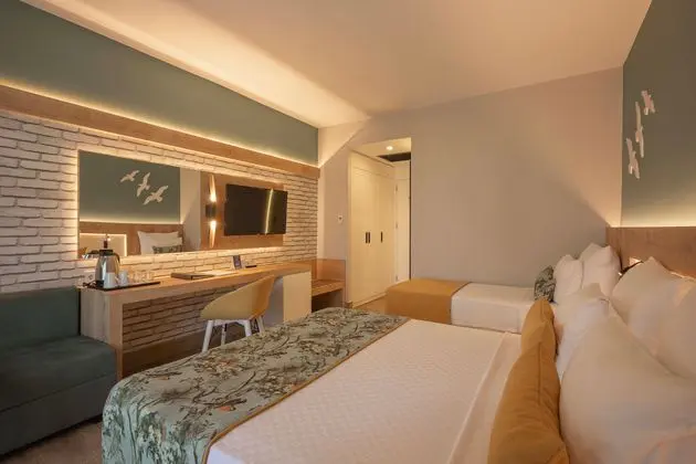 https://images.etstur.com/imgproxy/resize/2560x1440/files/images/hotelImages/etsrooms/909/Sailors_Beach_Club_20250115154605_1.jpg