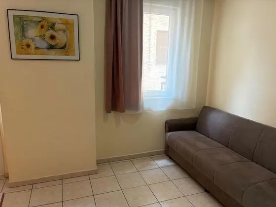 Apartment, Kara Manzaralı