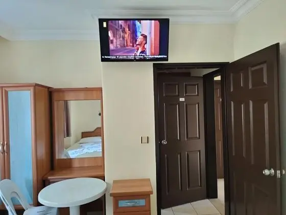 Studio, Kara Manzaralı