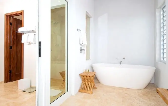 Ridgetop Ocean View Suite - (Island Hop Flight Included)