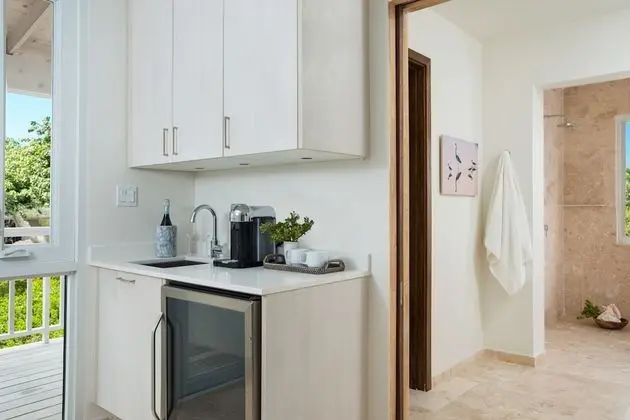Ridgetop Ocean View Suite - (Island Hop Flight Included)