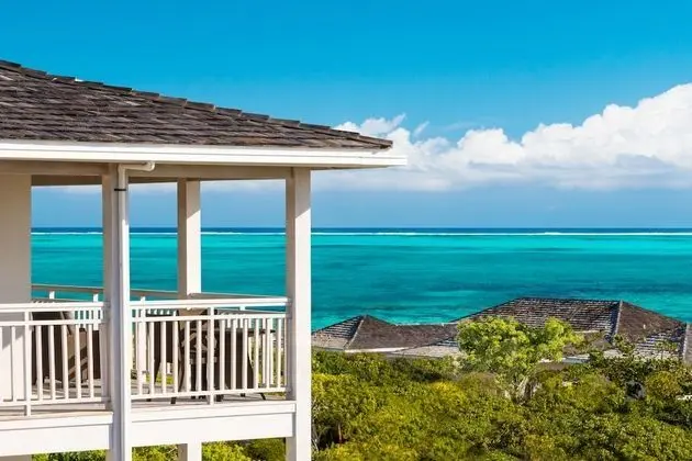 Ridgetop Ocean View Suite - (Island Hop Flight Included)