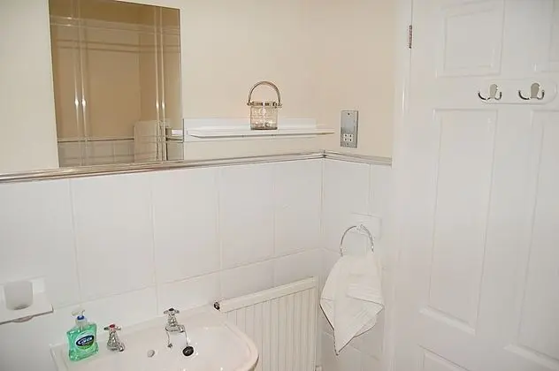 Tek Büyük Yataklı Oda, Ortak Banyo (Room One)