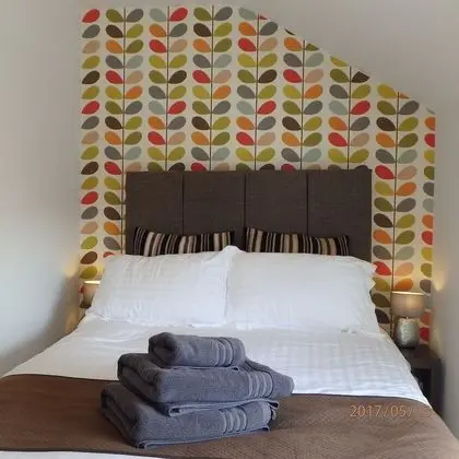 Tek Büyük Yataklı Oda, Ortak Banyo (Small - Room Nine)