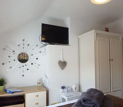 Tek Büyük Yataklı Oda, Ortak Banyo (Small - Room Nine)