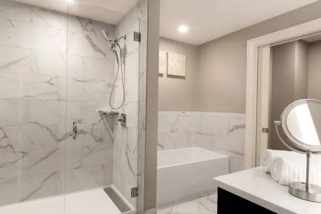 Oda, 1 En Büyük (King) Boy Yatak (Mobility Accessible, Roll-In Shower)