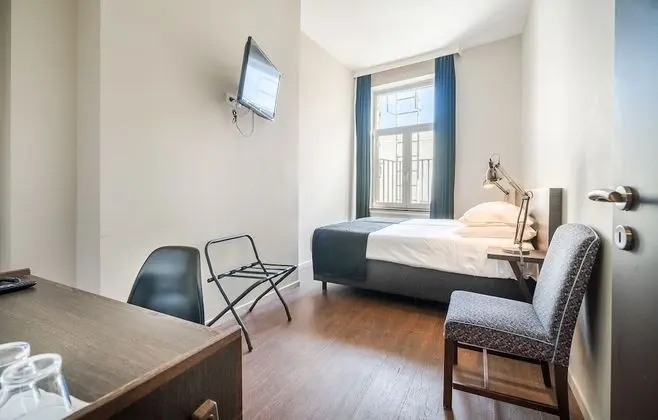 Tek Büyük Yataklı Oda (Backside View / Arrière vue cour)